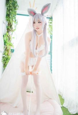 被闺蜜扒了内裤光着屁股打